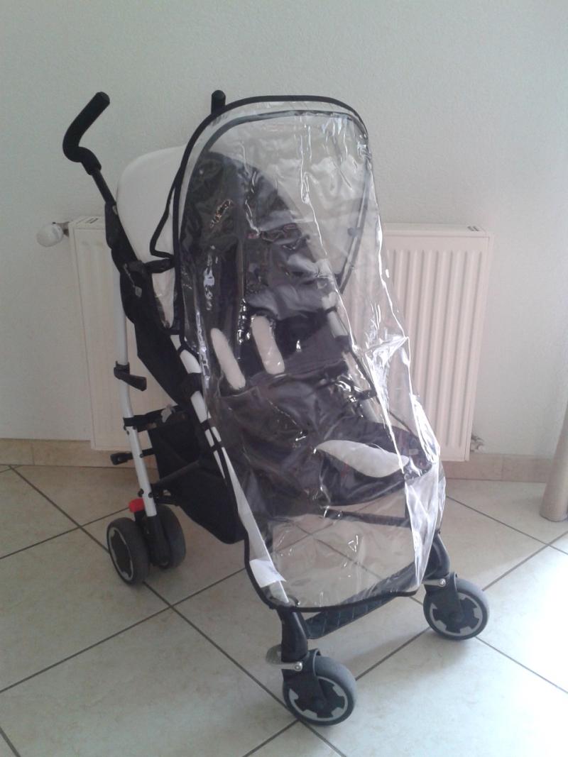 poussette canne avec habit de pluie