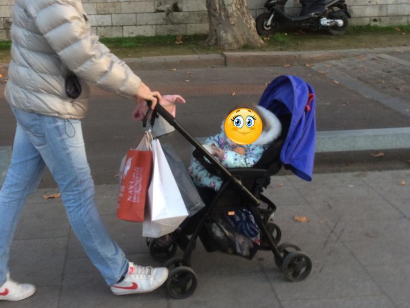 poussette face maman face route