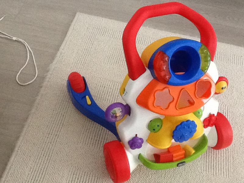 trotteur pousseur chicco trott gym