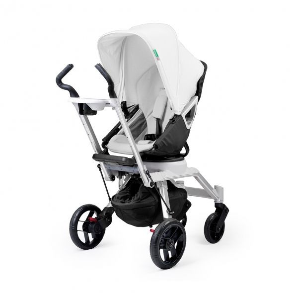 poussette bebe dos a la route